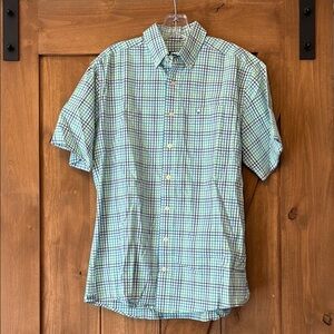 Green Casual Button Down Shirt with Short Sleeves and Plaid Pattern